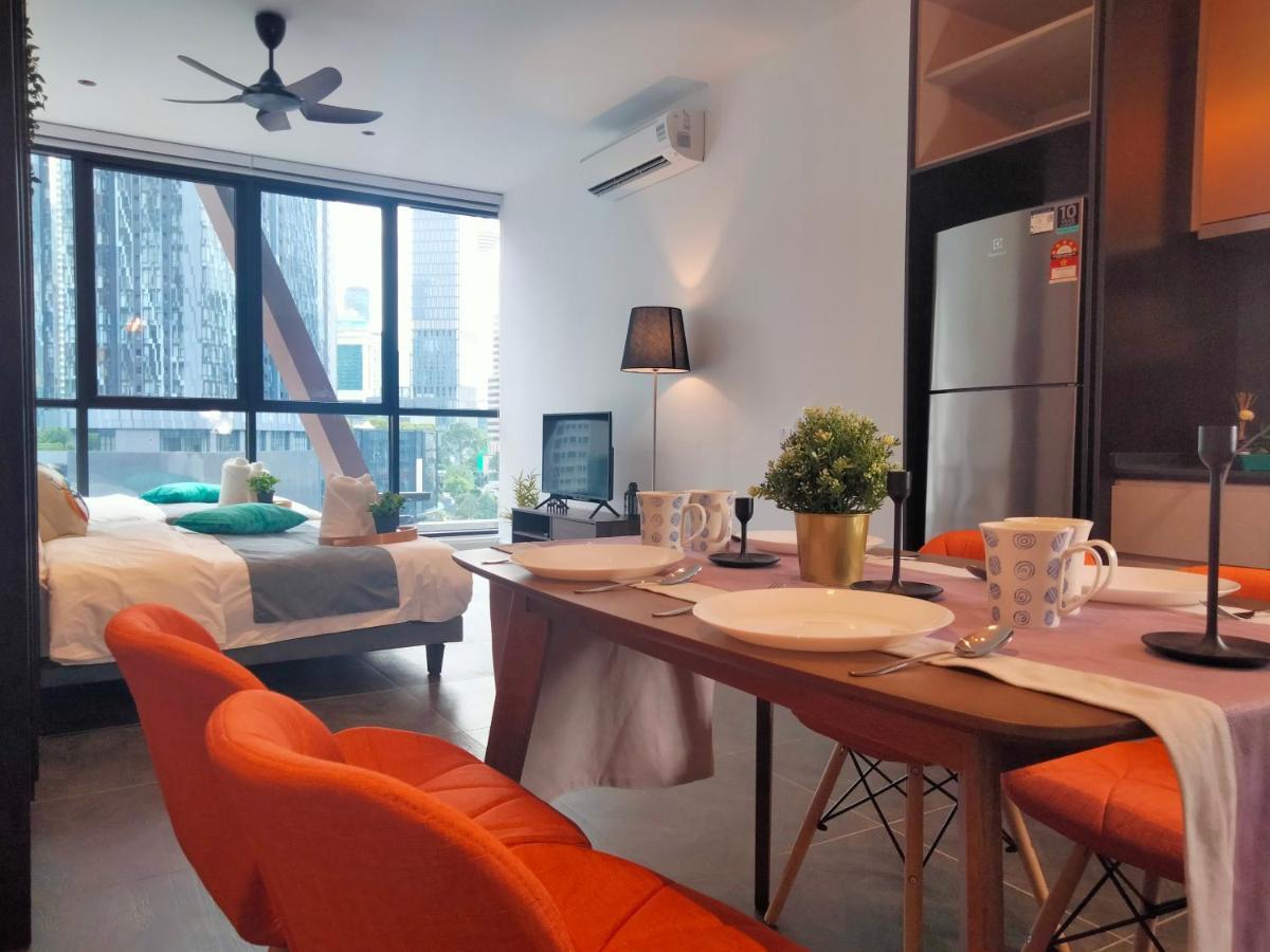 Scarletz Suites Klcc I Homebrickz 쿠알라룸푸르 외부 사진