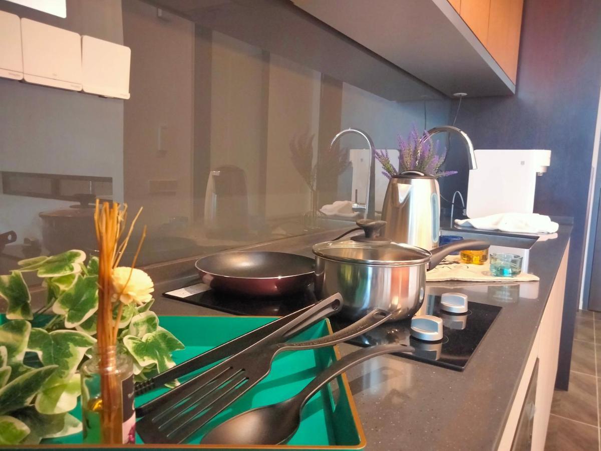 Scarletz Suites Klcc I Homebrickz 쿠알라룸푸르 외부 사진