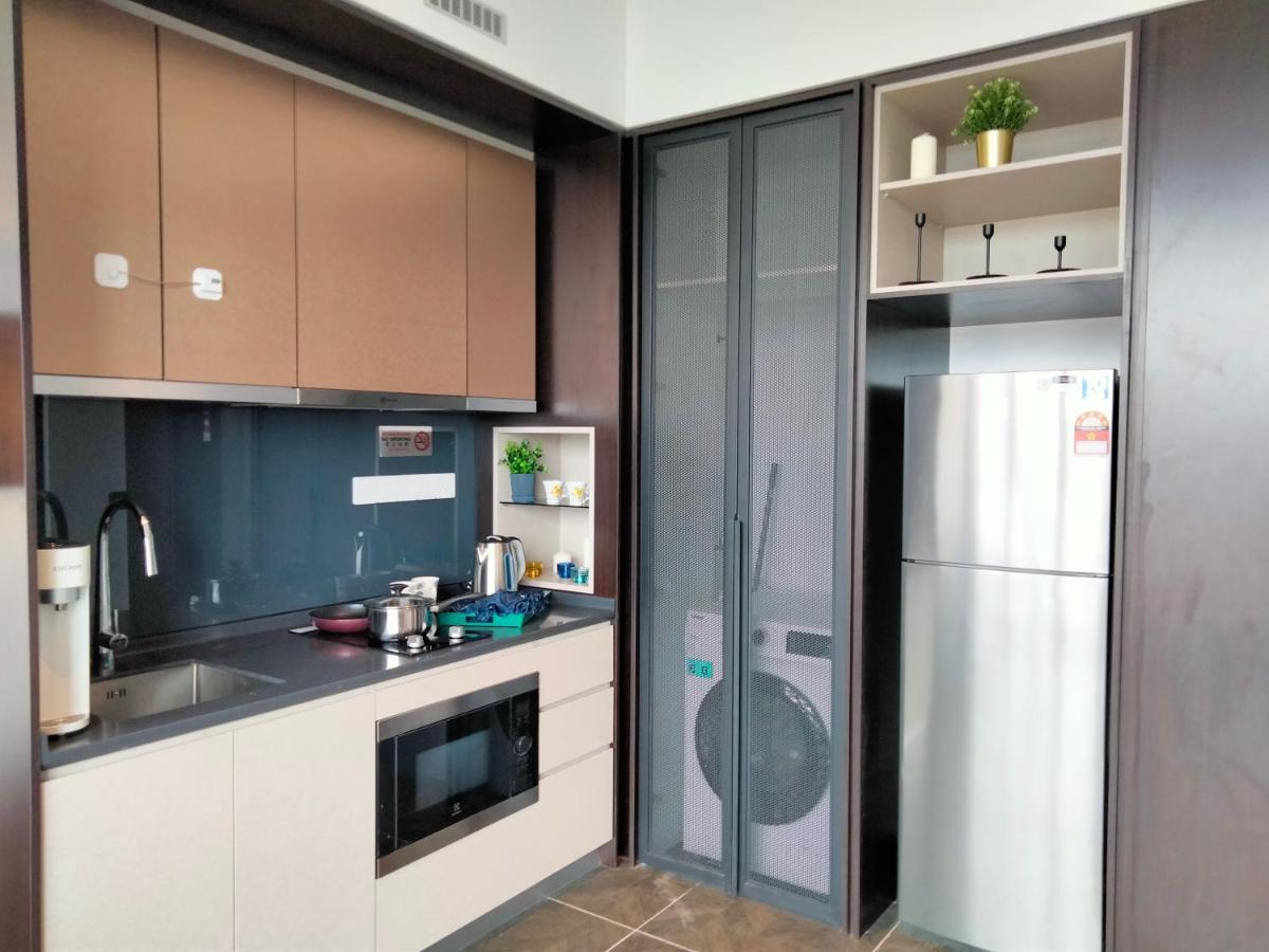 Scarletz Suites Klcc I Homebrickz 쿠알라룸푸르 외부 사진