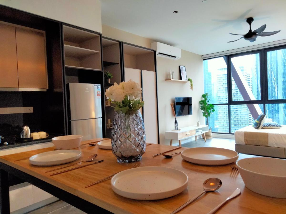 Scarletz Suites Klcc I Homebrickz 쿠알라룸푸르 외부 사진