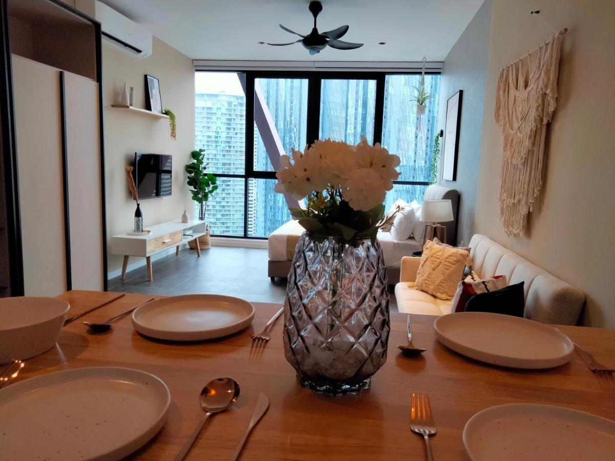 Scarletz Suites Klcc I Homebrickz 쿠알라룸푸르 외부 사진