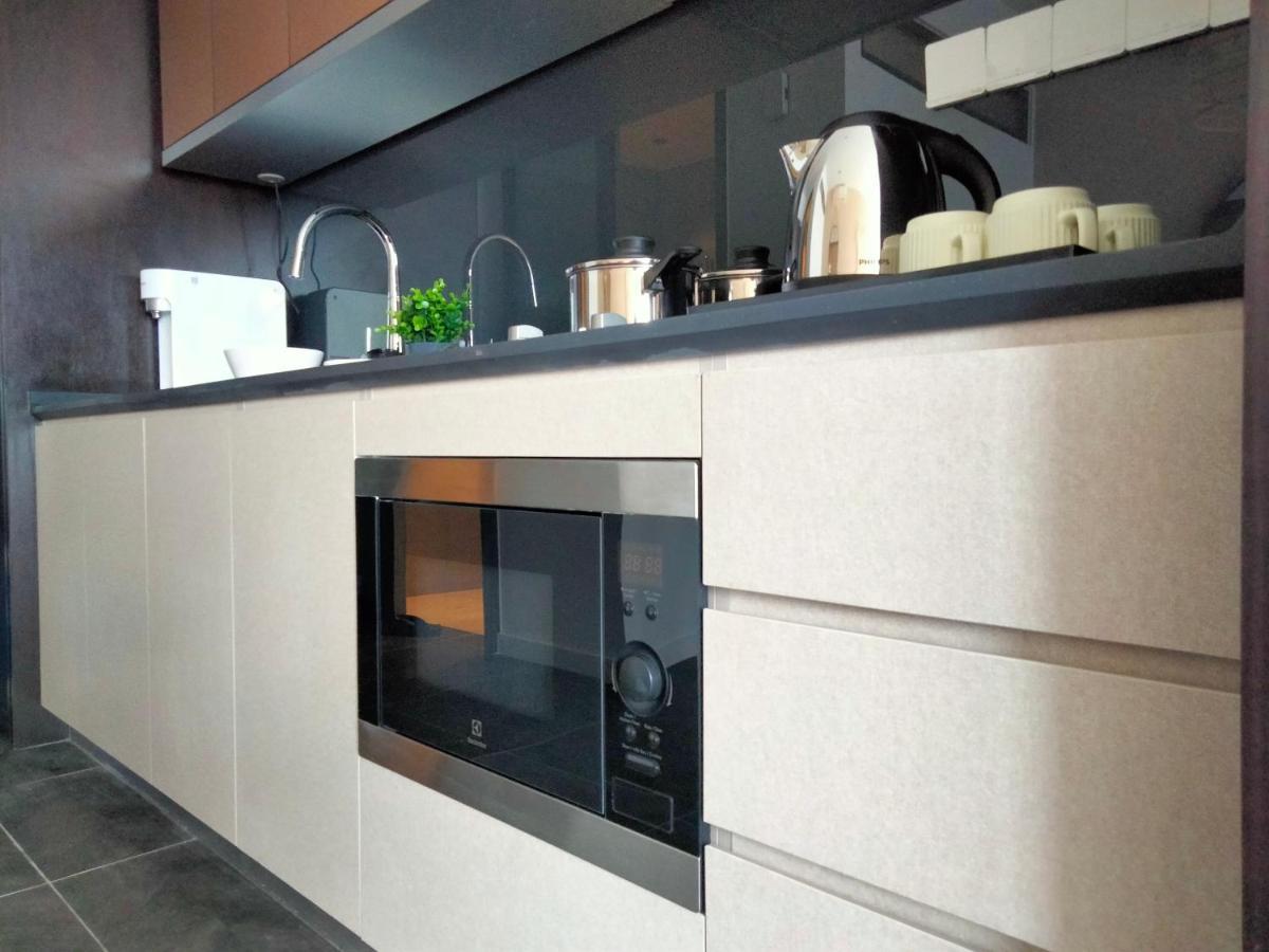 Scarletz Suites Klcc I Homebrickz 쿠알라룸푸르 외부 사진