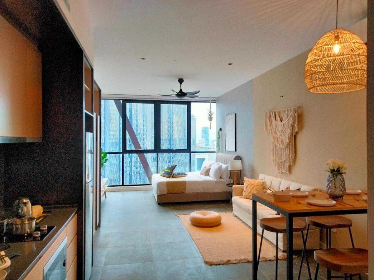 Scarletz Suites Klcc I Homebrickz 쿠알라룸푸르 외부 사진