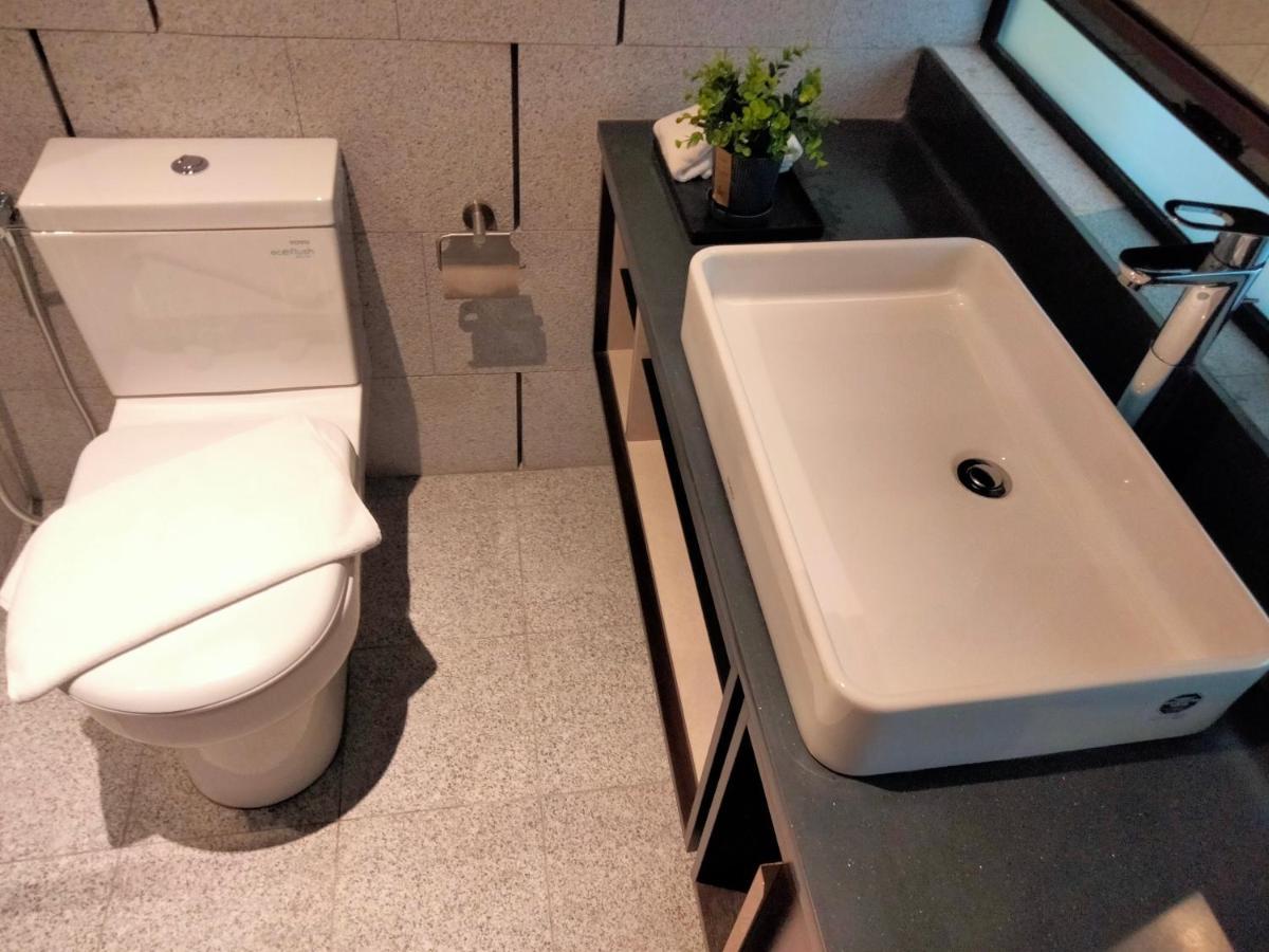 Scarletz Suites Klcc I Homebrickz 쿠알라룸푸르 외부 사진