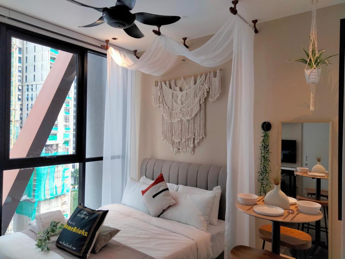 Scarletz Suites Klcc I Homebrickz 쿠알라룸푸르 외부 사진