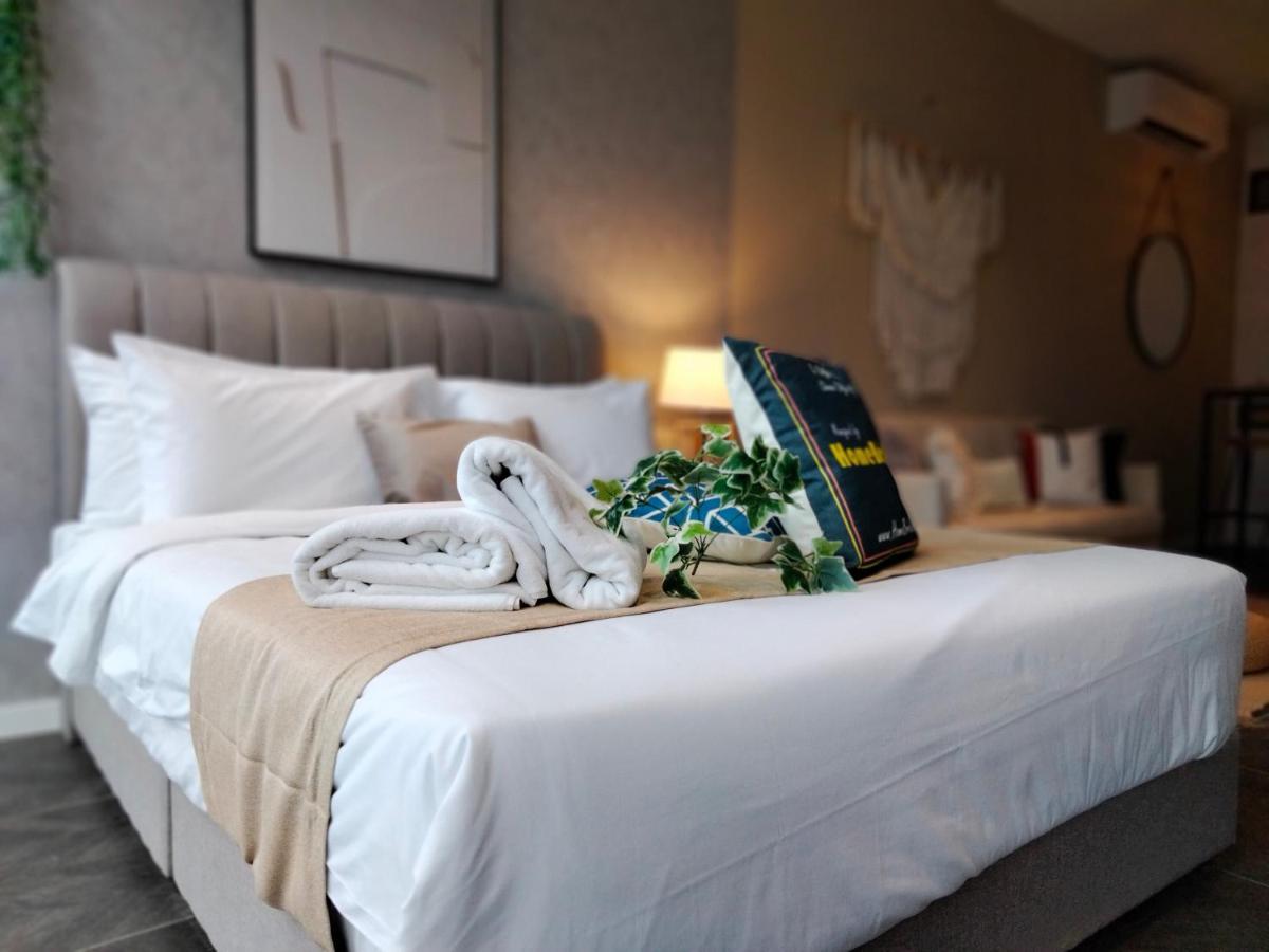 Scarletz Suites Klcc I Homebrickz 쿠알라룸푸르 외부 사진