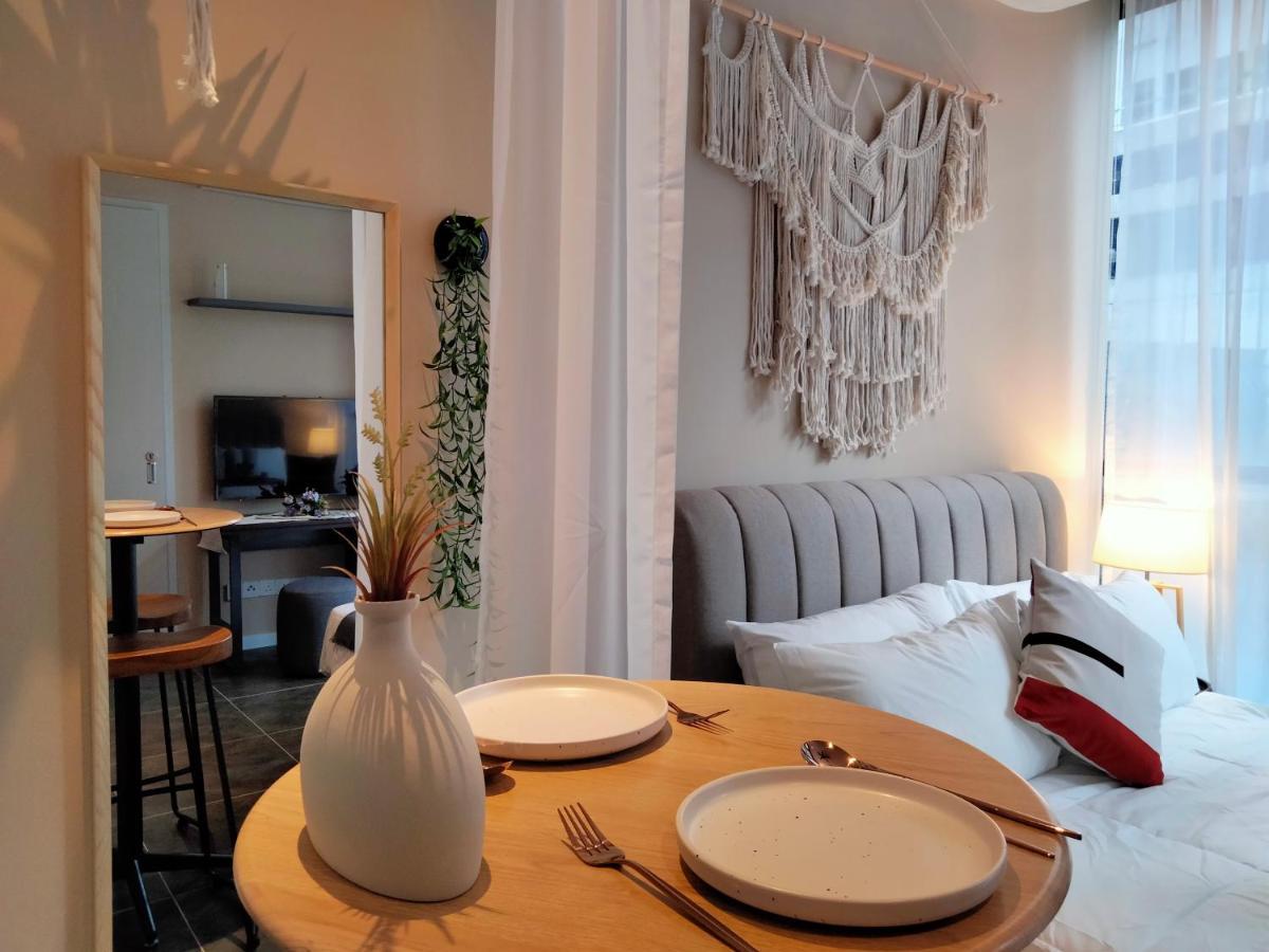 Scarletz Suites Klcc I Homebrickz 쿠알라룸푸르 외부 사진