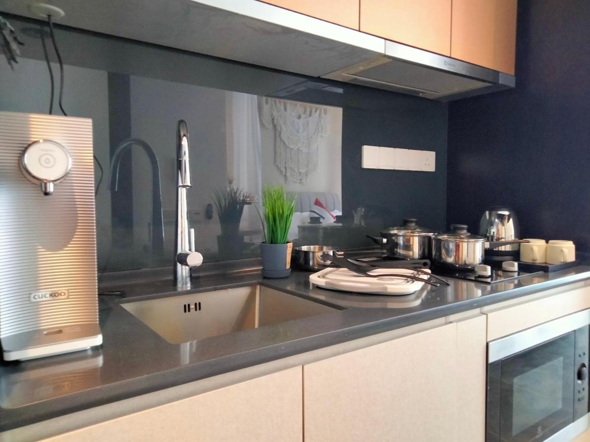 Scarletz Suites Klcc I Homebrickz 쿠알라룸푸르 외부 사진